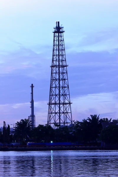 Річкова і нафтопереробна вежа — стокове фото