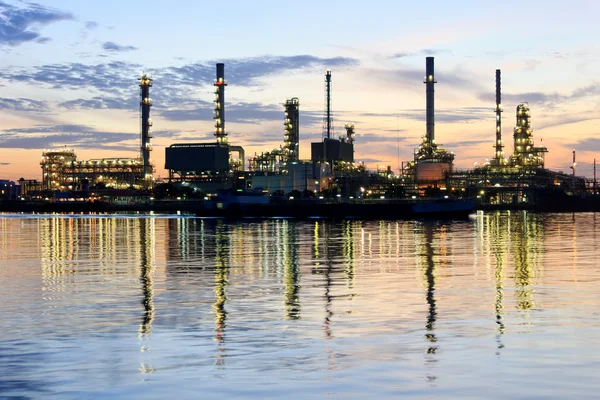 Fabrik für Fluss- und Ölraffinerien mit Reflektion in Bangkok, Thailand. — Stockfoto