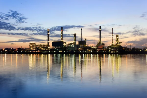 Sunrise, olja raffinaderiet fabriken med refection i bangkok, thailand. Stockbild