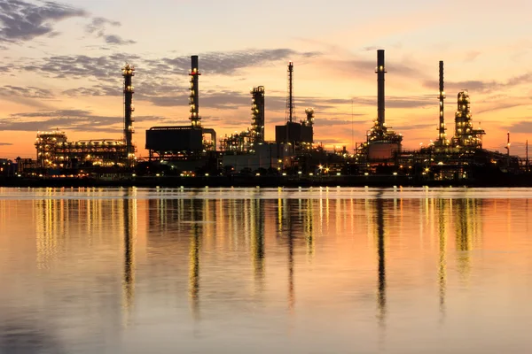 Goldenen Fluss und Ölraffinerie Fabrik mit Reflexion in Bangkok, Thailand. — Stockfoto