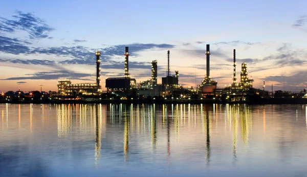 PANORAMA River and oil refinery factory with reflection — Stock Photo, Image