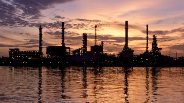 Eenzaam, zonsopgang, olie raffinaderij fabriek met reflectie op de rivier. — Stockfoto