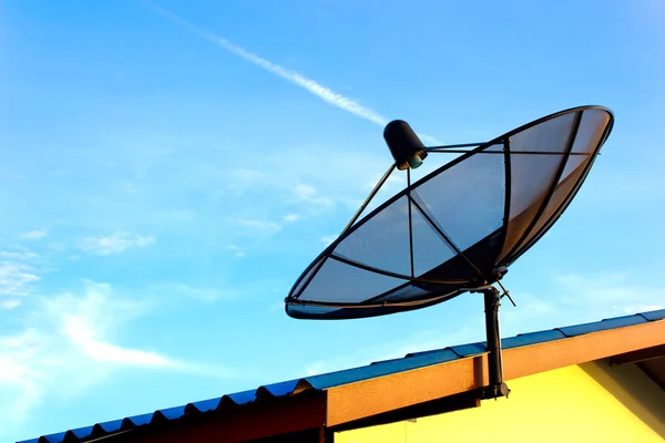 Comunicaciones antena parabólica sobre cielo azul en techo —  Fotos de Stock