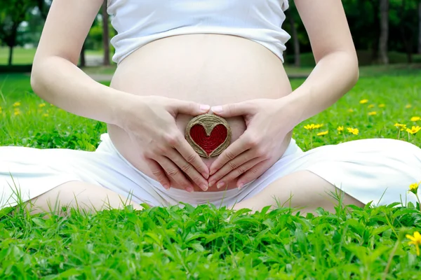 Mamá embarazada con cuidado, corazón — Foto de Stock