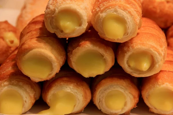 Cannoli siciliano con crema de borde — Foto de Stock