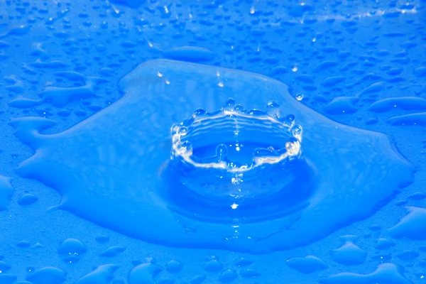 Gota de agua y anillos de agua — Foto de Stock