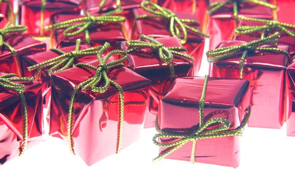 Dary Santa claus červené se zlatou stuhou izolovaných na bílém pozadí — Stockfoto