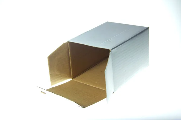 Άδειο χαρτοκιβώτιο απομονωμένη με λευκό φόντο — Φωτογραφία Αρχείου