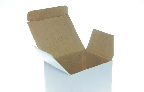 Caixa de papelão vazia isolada com fundo branco — Fotografia de Stock
