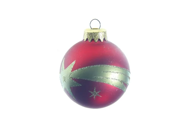 Czerwoną piłkę Bożego Narodzenia na białym tle z białym tłem — Zdjęcie stockowe