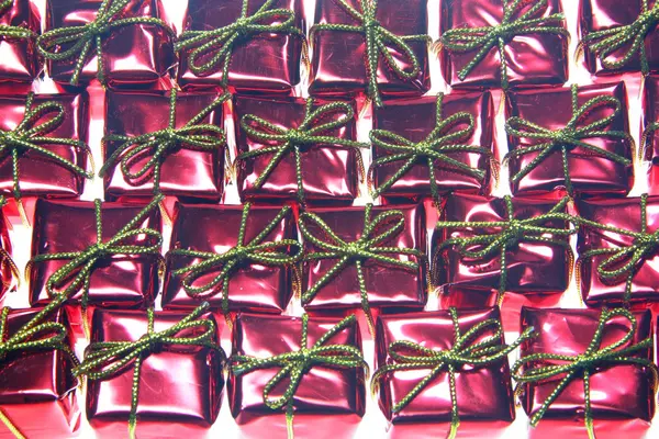 Santa Claus regalos rojos con cinta de oro —  Fotos de Stock