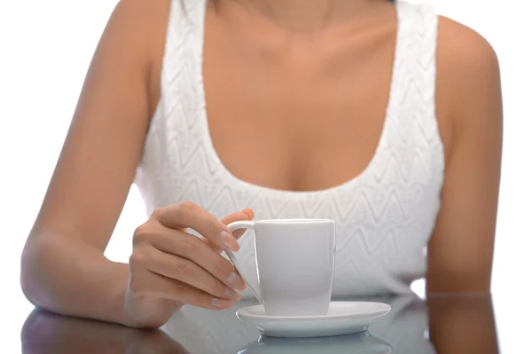 Mädchen mit einer Tasse Kaffee über Spiegeltisch — Stockfoto