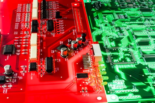 Placa eletrônica vermelha e verde — Fotografia de Stock