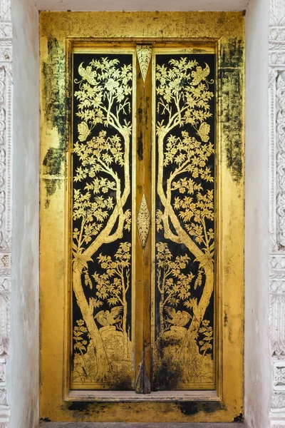 Painting the church door — Stock Photo, Image
