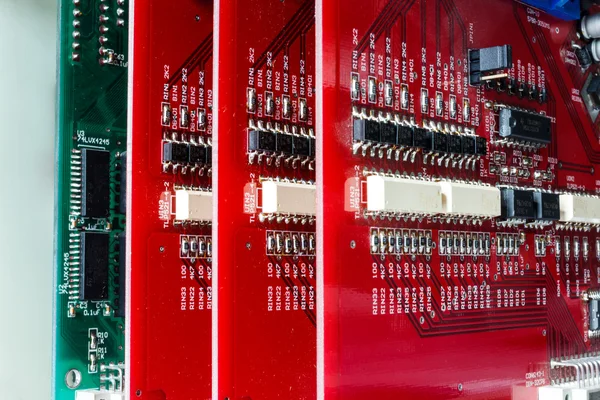 Rote und grüne elektronische Platine Stockbild