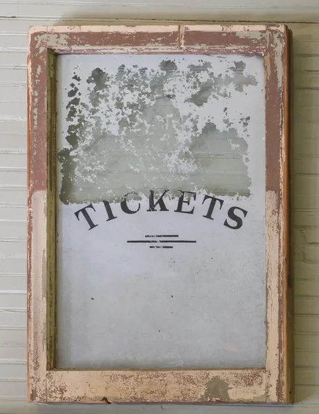 열차 창 고에서 골동품 티켓 창 기호. — 스톡 사진