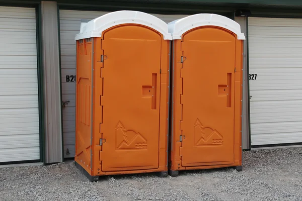 Zwei orangefarbene Porta Pottys — Stockfoto