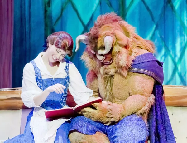 Belle και θηρίο να διαβάσετε ένα βιβλίο — Φωτογραφία Αρχείου