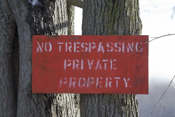 Красный знак "Не нарушать частную собственность" — стоковое фото