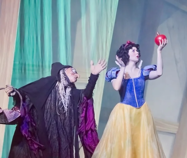 Pamuk Prenses cadıdan apple ile — Stok fotoğraf