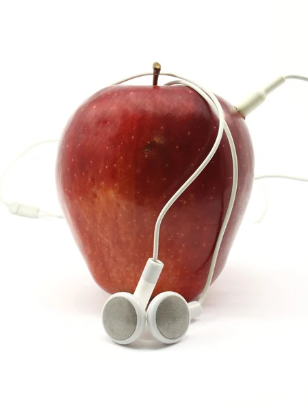 Apple com fones de ouvido — Fotografia de Stock