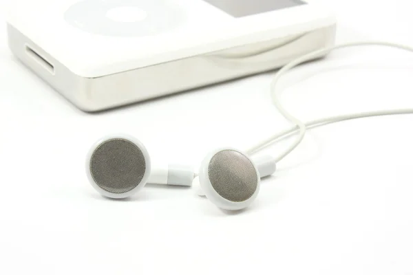 Écouteurs à côté du lecteur MP3 — Photo