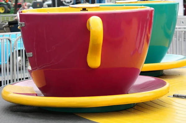 Koca çay fincanı lunapark sürmek — Stok fotoğraf