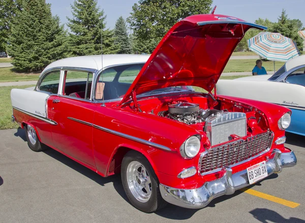 Красно-белый Chevy Bel Air — стоковое фото