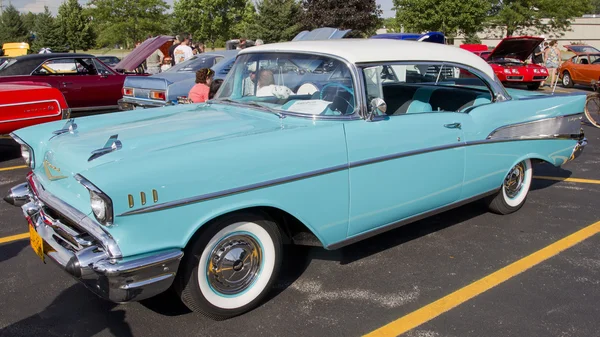 Σκόνη μπλε & λευκό 1957 Chevy Bel Air — Φωτογραφία Αρχείου
