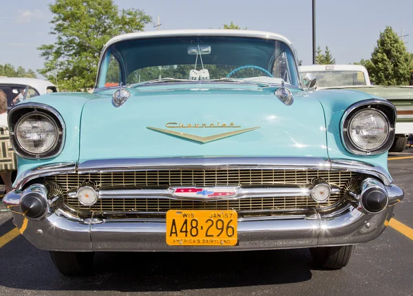 Polvo azul y blanco 1957 Chevy Bel Air Front View — Foto de Stock