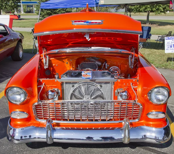 Orange Chevy Bel Air Engine — стоковое фото