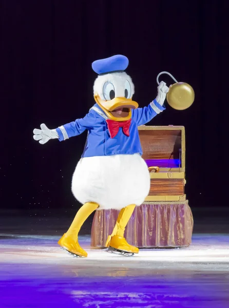 Donald duck op skates — Stockfoto