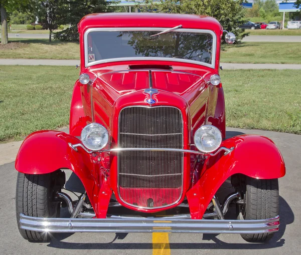 Старий червоний Ford Hot Rod фронт — стокове фото