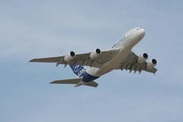 Airbus A380 летить високо — стокове фото