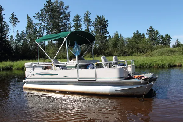 En stor ponton båt förankrade i floden — Stockfoto