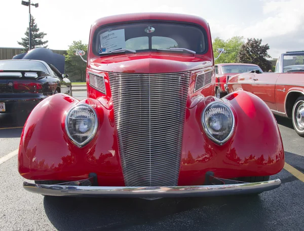 Vue frontale de 1937 ford club coupe rouge — Photo