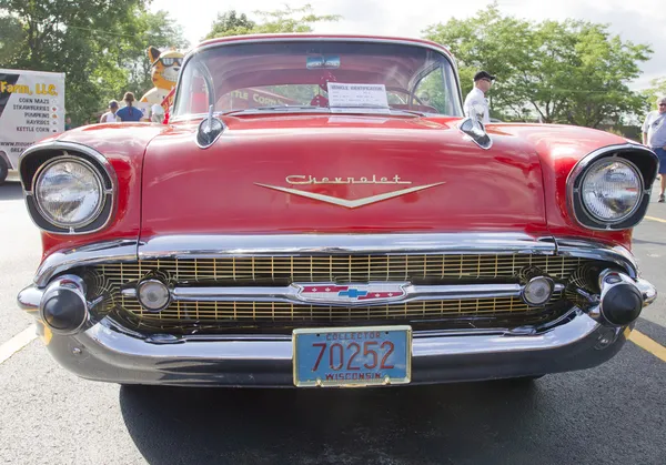 Due porte 57 Chevy Vista frontale rossa — Foto Stock