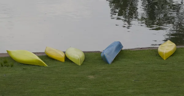 Fem kanoter vid sjön — Stockfoto