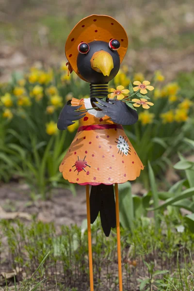 Mädchen schwarze Krähe verkleidet Garten Statue — Stockfoto