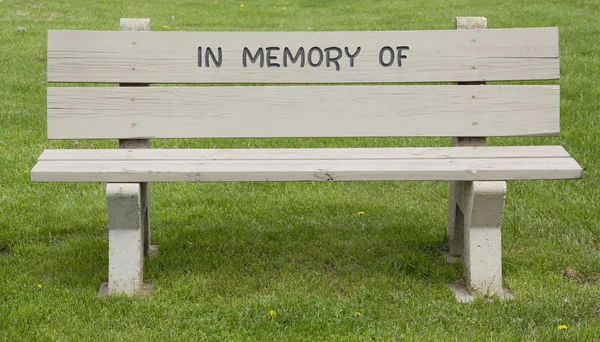 W pamięci ławce w parku — Zdjęcie stockowe