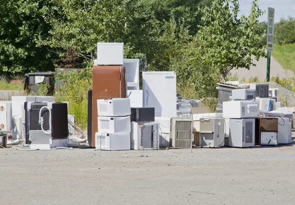 Oude apparaten op een vuilnisbelt — Stockfoto
