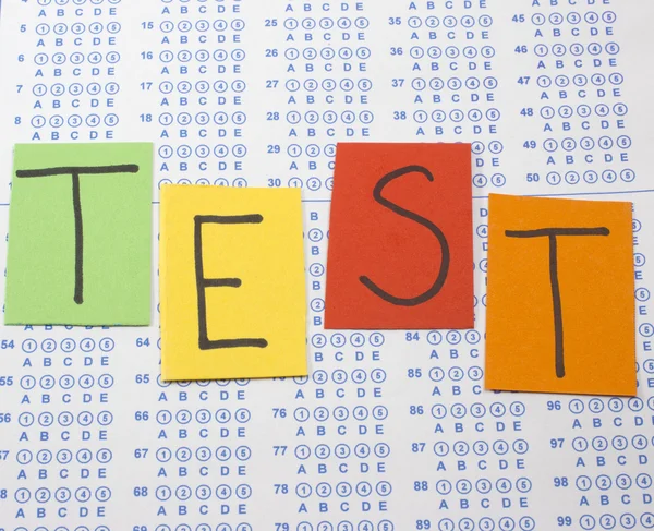 Teste de Scantron com letras coloridas — Fotografia de Stock