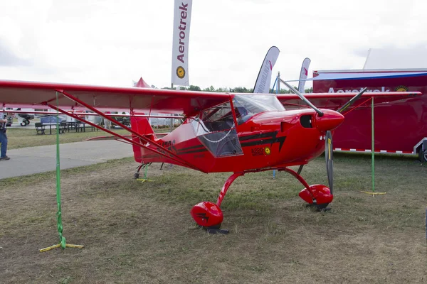 Rotes Flugzeug Aerotrek a220 — Stockfoto