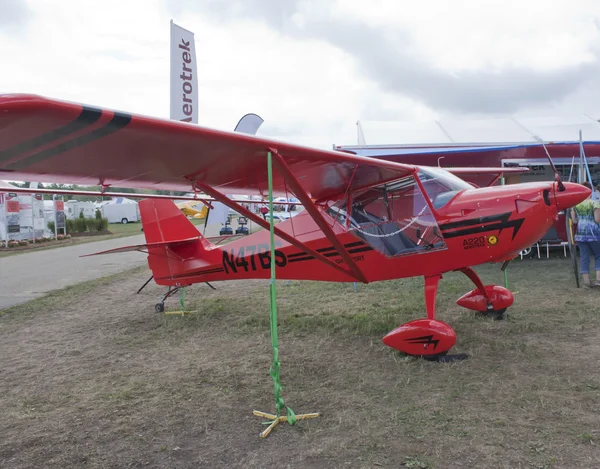 Roter Aerotrek a220 Flugzeug Seitenansicht — Stockfoto