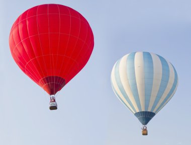 İki sıcak hava balonu