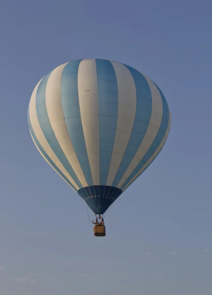 Modré a bílé pruhované balónek — Stock fotografie