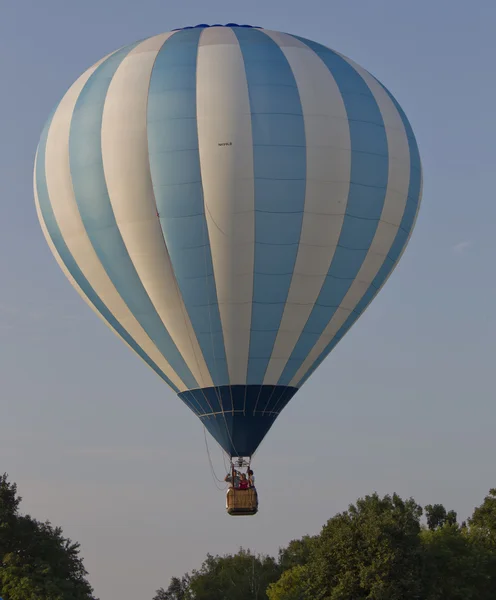 Μπλε και λευκό ριγέ μπαλόνι απογειώνεται — Φωτογραφία Αρχείου