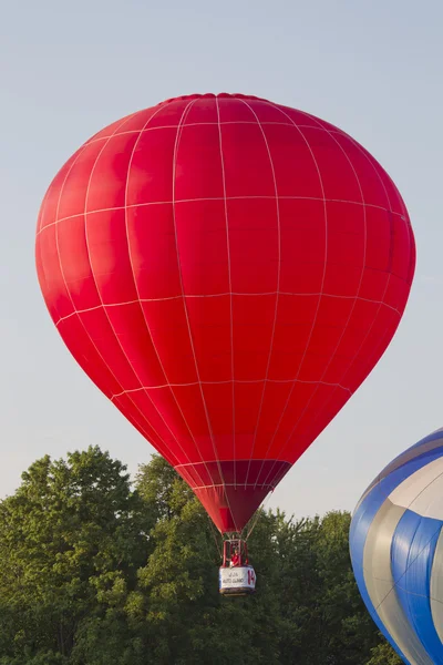 Röd luftballong lyfta från — Stockfoto