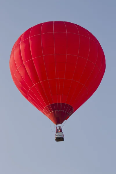 Piros hőlégballon — Stock Fotó