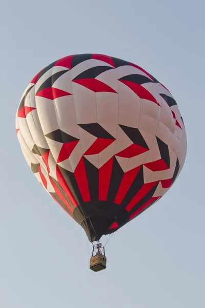 Κόκκινο μαύρο και άσπρο μπαλόνι ψηλά στον ουρανό — Φωτογραφία Αρχείου